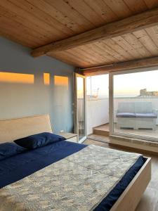 圣卢奇多B&B Casa CamiLory的一间卧室设有一张床,享有阳台的景色