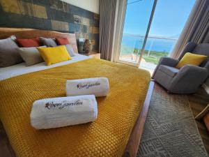 韦拉斯Rosegarden View的酒店客房带一张大床,带毛巾