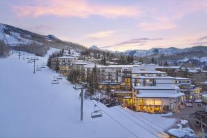 斯诺马斯村Viewline Resort Snowmass, Autograph Collection的雪地滑雪胜地,带滑雪缆车