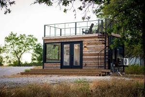 弗雷德里克斯堡New Wilderness Hideout-Cozy Container Home的带阳台的小房子