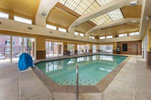 奥勒姆Comfort Inn & Suites Orem - Provo的大型建筑中的大型游泳池