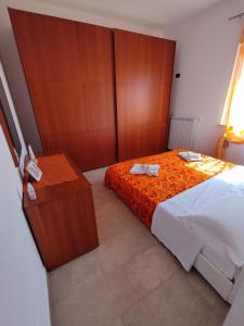 圣费利切-奇尔切奥Casa Circe的一间卧室配有一张床和一个木制橱柜