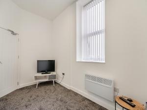BrierfieldNumber Four - Uk44899的一间白色的房间,配有电视和窗户