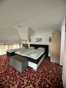 萨拉热窝马哈拉之家的一间卧室配有一张大床和红地毯