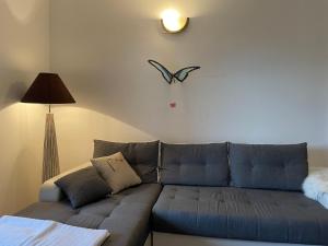 布罗托尼贾APP Rebecca的客厅的沙发,墙上挂着蝴蝶
