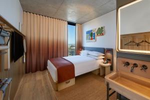 悉尼Moxy Sydney Airport的酒店客房设有床和窗户。