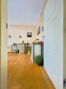 贝加莫Smart House Rooms Luxury的开放式客房,铺有木地板,设有白色门