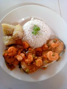 比利亚维哈Valle del Cardón的桌上有一盘带虾和米饭的食物