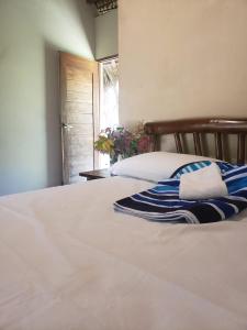 El GiganteThe Grand Mango的一间卧室配有一张带蓝白色毯子的床