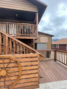 加德纳Parkway Yellowstone Guest House Apartment #5的木屋内木制的木轮甲板