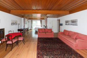 卡帕里卡海岸Yo-House的客厅配有红色的沙发和桌子