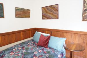 旧金山Perfect Location - 4BD,1BA - Restored Redwood Home的一张带两个枕头的床和一张桌子