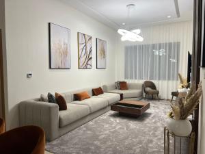 Gorgeous 2 Bedrooms Apartment in Bourgogne的休息区