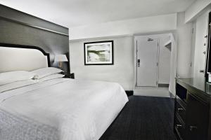 尼亚加拉瀑布Sheraton Fallsview Hotel的一间带白色大床的卧室和一间浴室