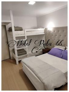 帕索德洛斯利布雷斯Hotel Ruta 66 Oficial的一间卧室配有两张床和两张双层床。