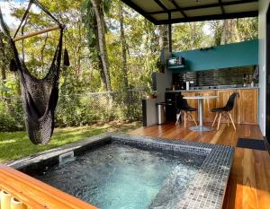 乌维塔ChicoRico Studios的后院的游泳池,带吊床
