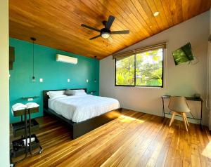 乌维塔ChicoRico Studios的一间卧室配有一张床和吊扇