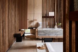 仙女港漂移公寓式酒店的浴室配有盥洗盆和浴缸。