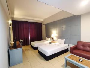 拿笃拉哈达杜格雷斯酒店的酒店客房,设有两张床和一张沙发