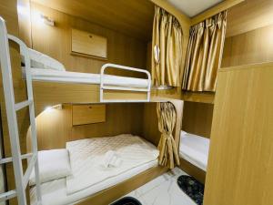 海防Basic Guest House Hải Phòng的小房间,船上配有两张双层床