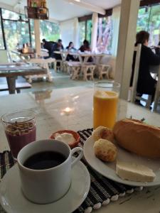 圣洛伦索Pousada NAIF的餐桌,茶几,咖啡和一盘食物