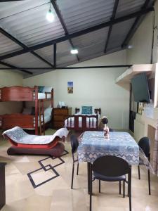 巴尼奥斯APARTAMENTO ESTUDIO - COMPLETO Y MUY BIEN UBICADO的配有桌椅和床的房间