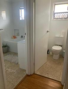 黄金海岸Room in a Family home的白色的浴室设有卫生间和水槽。