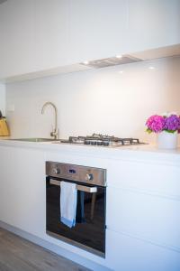 悉尼Crows Nest LemonTree Cozy 3 Bedroom House的厨房配有炉灶和水槽