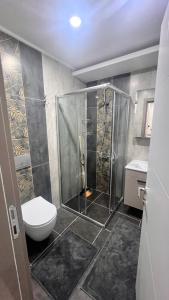 加济帕夏SELİNTİ CİTY DAİRE 1 Suit的带淋浴和卫生间的浴室。