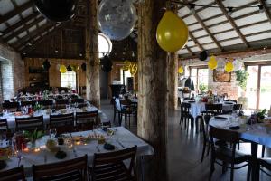 ReigiRatturi talu的用餐室配有桌椅和黄色气球