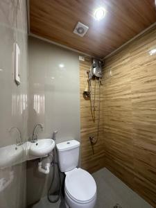 独鲁万Tacloban EVMC Gdex Transient House的一间带卫生间和水槽的浴室