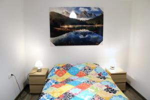 莫勒山谷ACOGEDOR APARTAMENTO CERCA DE BARCELONA的卧室配有一张挂在墙上的床铺
