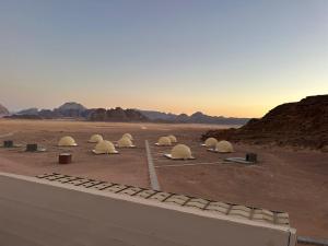 瓦迪拉姆Amanda Luxury Camp的一群在沙漠中的圆顶,有山