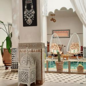 瓦尔扎扎特Hotel Riad Amlal的客厅设有壁炉和椅子