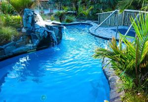 KaukapakapaManuka Views - Close to Thermal Hot Pools的后院带水滑梯的游泳池