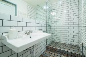 布达佩斯Fifteen Boutique Rooms Budapest with Self Check-In的白色的浴室设有水槽和镜子