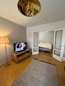 科沃拉Valimontien residenssi的一间带电视和床的客厅