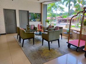 瓜埠兰卡威海景酒店的大堂设有桌椅和窗户。