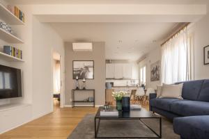威尼斯Santa Croce Design Apartment R&R的客厅配有蓝色的沙发和桌子