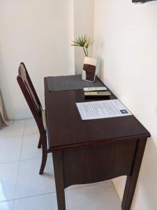 Phanat NikhomV at Panus的一张带电话和盒子的木桌
