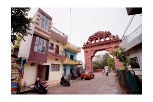 乌贾因Rajdarshan Hotel的城市中心一条带拱门的城市街道