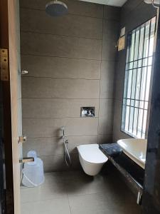 昆达普拉SHRREYAS INN的浴室配有白色卫生间和盥洗盆。