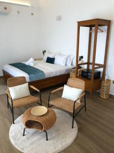 士兆Villa Bari Loft的一间卧室配有一张床、两把椅子和一张桌子