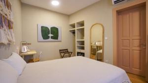 马尔马里斯Bono Hotel Old Town的卧室配有白色的床和镜子