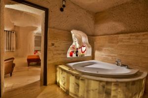 奥塔希萨尔Corner İn Cappadocia的客房内的浴室设有大浴缸