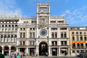威尼斯Bellevue Luxury Rooms - San Marco Luxury的一座大型建筑,上面有一个钟楼