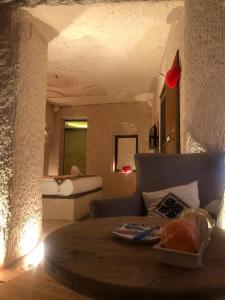 奥塔希萨尔Corner İn Cappadocia的客厅配有桌子和沙发