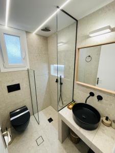 纳克索斯岛卡斯特拉基斯卡拉公寓 的一间带黑色水槽和淋浴的浴室