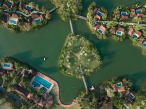 柏森Bor Saen Pool Villa的河流中岛屿的空中景观