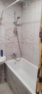 第聂伯罗Квартира на Агнии Барто的带浴缸和盥洗盆的浴室